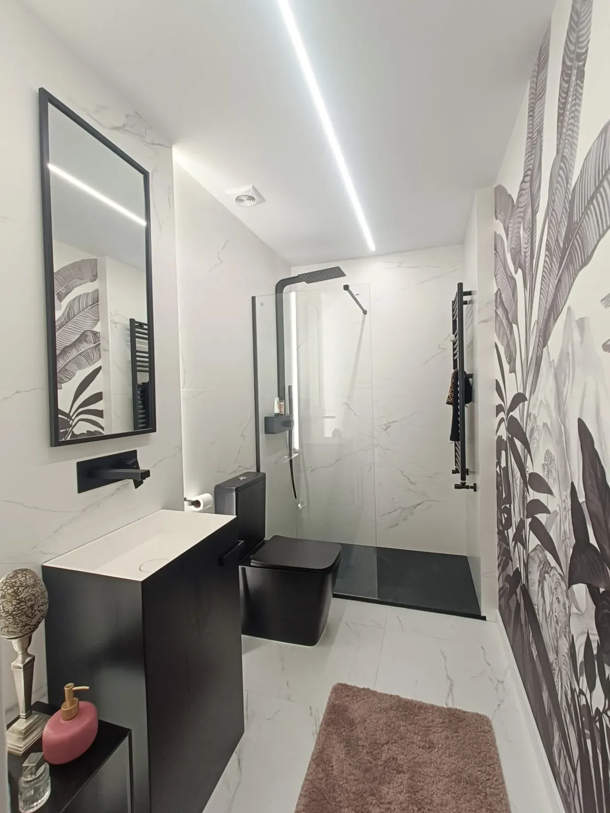 Reforma de baño en calle Miguel Iscar con acabados en negro y ducha a ras