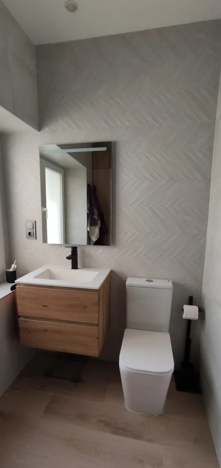 Reforma de baño en Valladolid con mueble suspendido de madera y alicatado en espiga