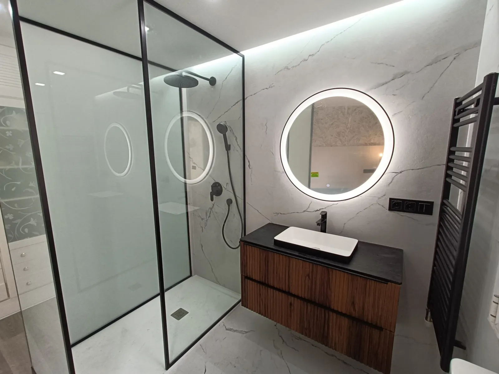 Reforma de baño en Valladolid con alicatado efecto mármol, ducha y espejo con luz LED