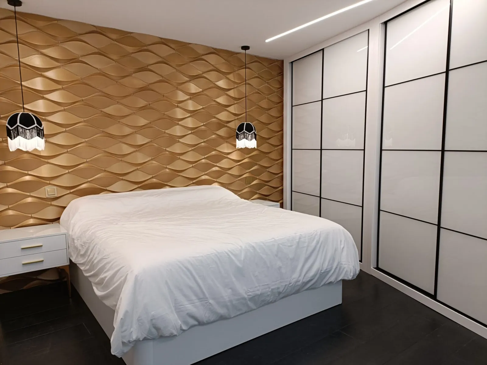 Dormitorio de reforma integral en Valladolid con pared texturizada y armarios a medida
