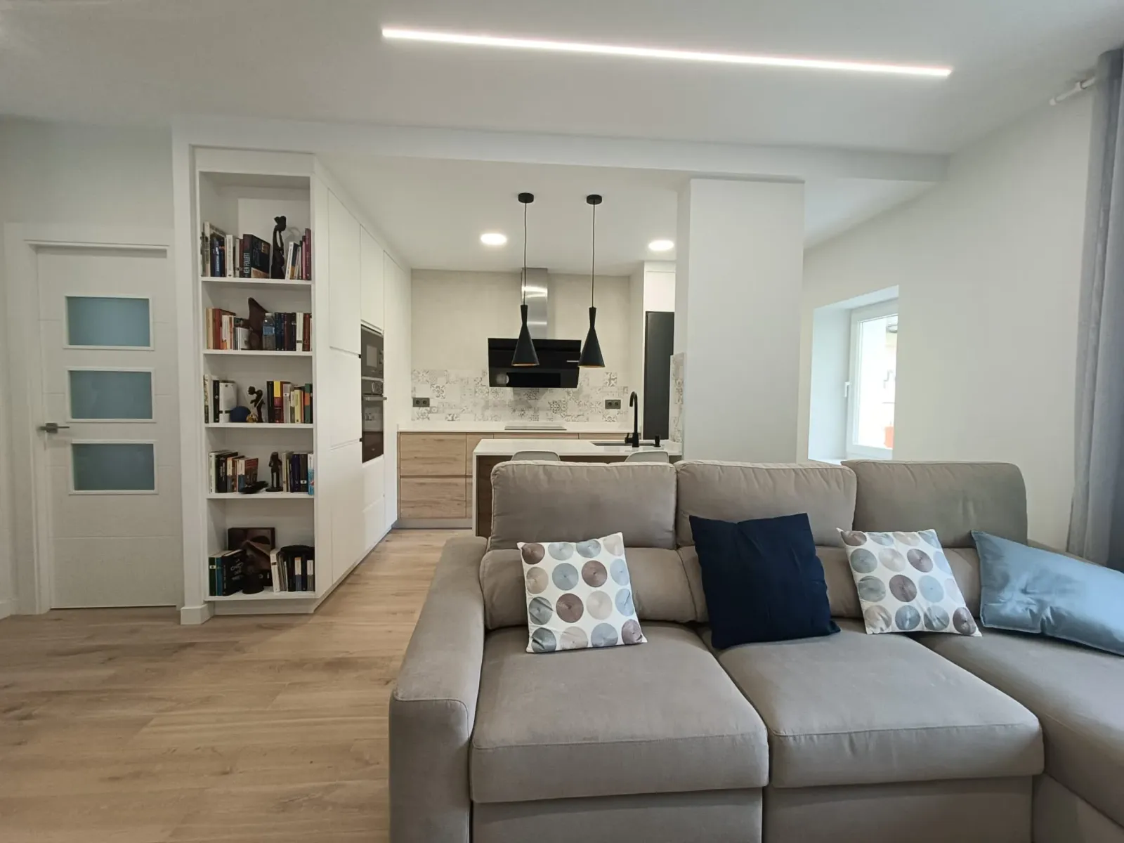 Reforma integral en Valladolid con salón y cocina en espacio abierto